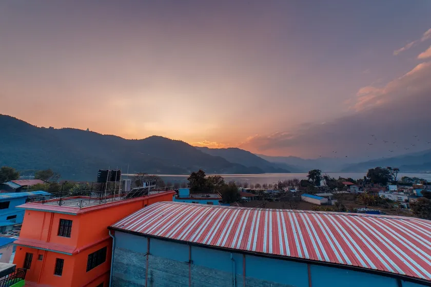 Lakeside rooftop paradise - Image 1
