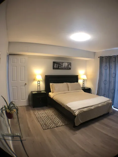 1 Bedroom Ground floor Suite Near White Rock Pier - Image 1