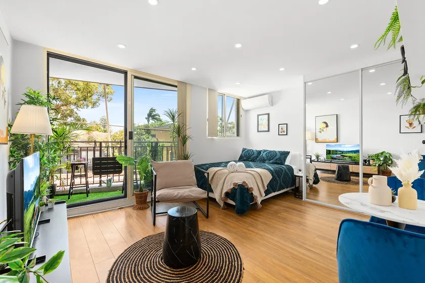 Chic Rose Bay Studio with Balcony - Image 1