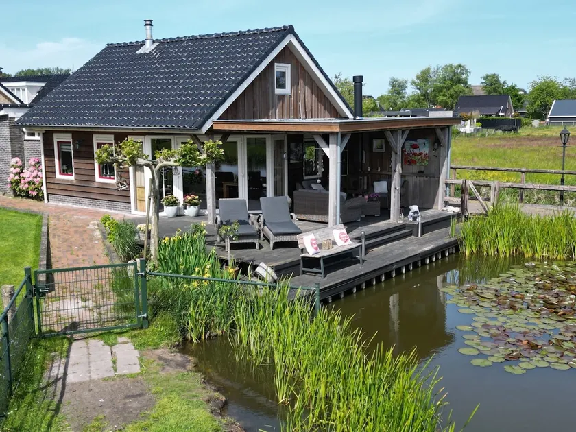 Cottage by the pond - Image 1