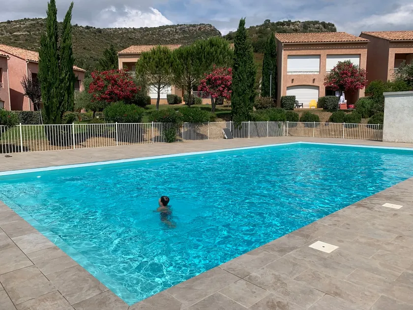 Two rooms, swimming pool, 1.5 km from St-Florent *** - Image 1