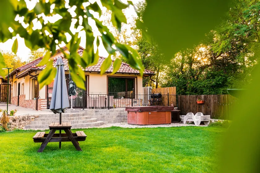 Guest House with Jacuzzi - Cozy and fully equipped - Image 1