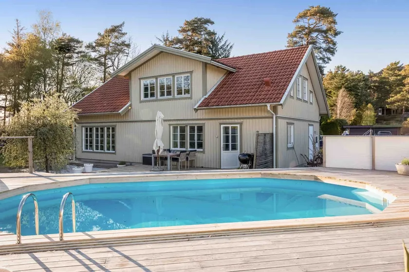Big house with pool near the sea - Image 1