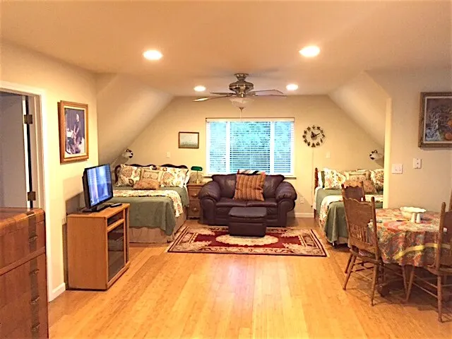 Cozy cabin-like studio above freestanding garage - Image 1
