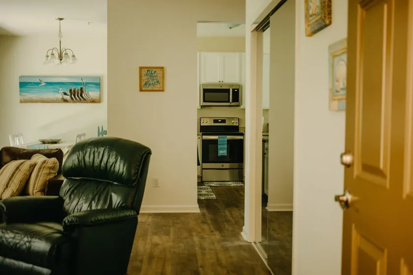 Light, airy 2/2 w/ pool, 5 min from beach! - Image 1