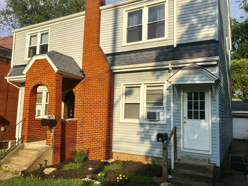 2nd Fl Apt w/ Driveway - Pets are Welcome - Image 1