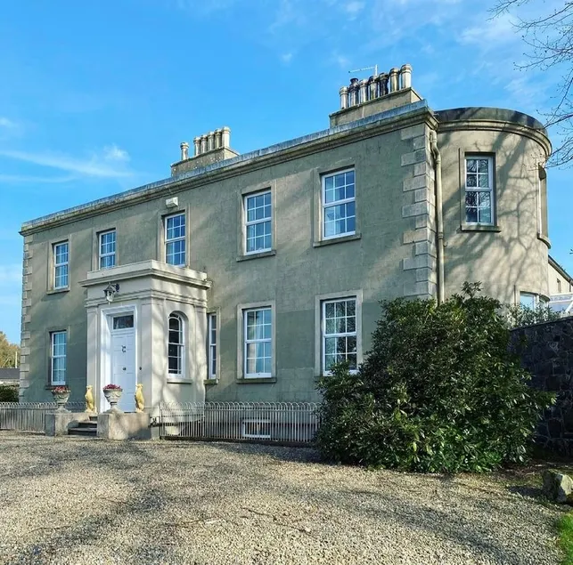 Georgian home offers 3 bedroom private wing. - Image 1