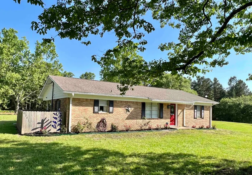 Country Home on Montes Hill in Nacogdoches - Image 1