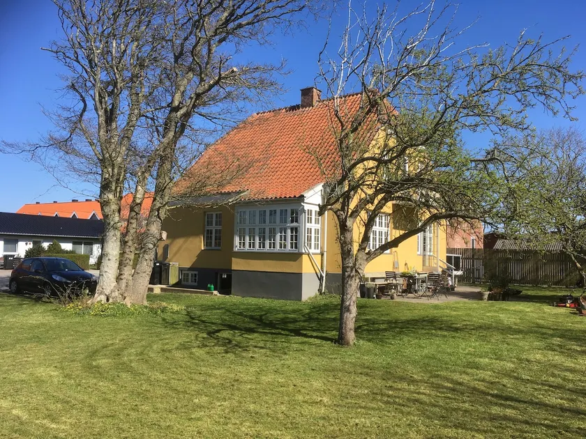 Charming apartment in older villa - Image 1