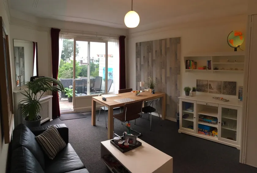 Spacious and sunny apartment near the beach - Image 1