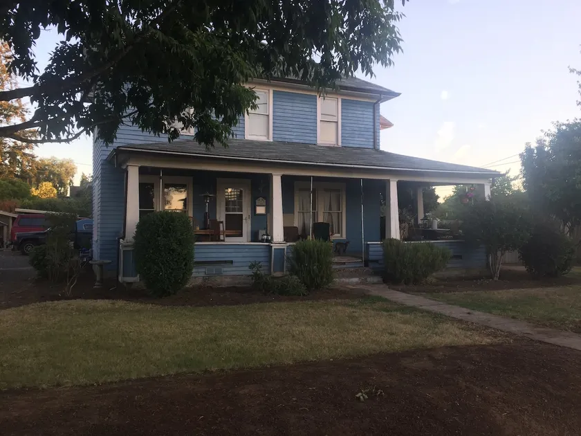 Ole Tyme B&B Warm setting with a country feel. - Image 1