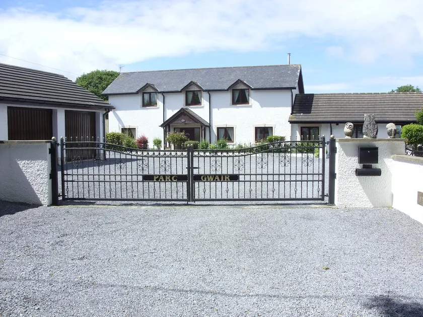 3 Bed Cottage-Sleeps 6-Garden-Hot Tub-Games Room - Image 1