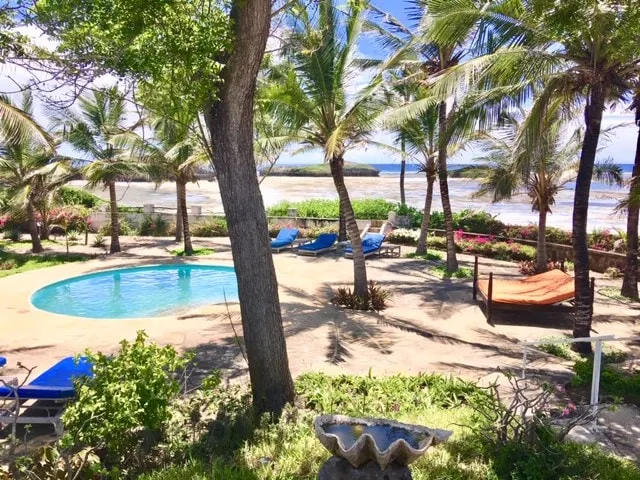 Large beachfront cottage with pool in Watamu - Image 1