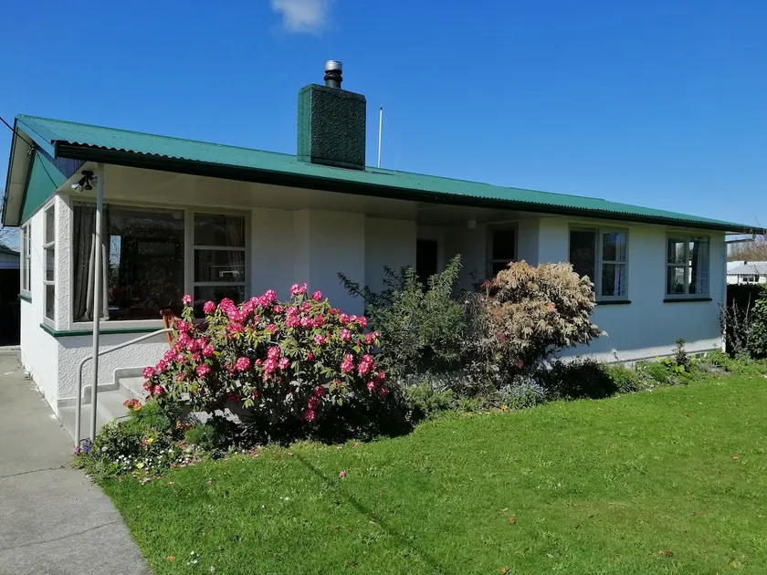 Super Central Cosy Greytown House with Garage - Image 1