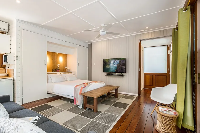 The Den | Private Byron studio|walk to beaches - Image 1