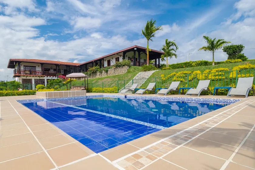 Spectacular Estate includes cook and waitress - Image 1