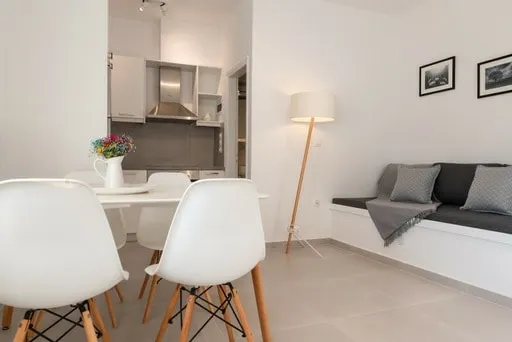 Luxury apartment near the beach - Image 1