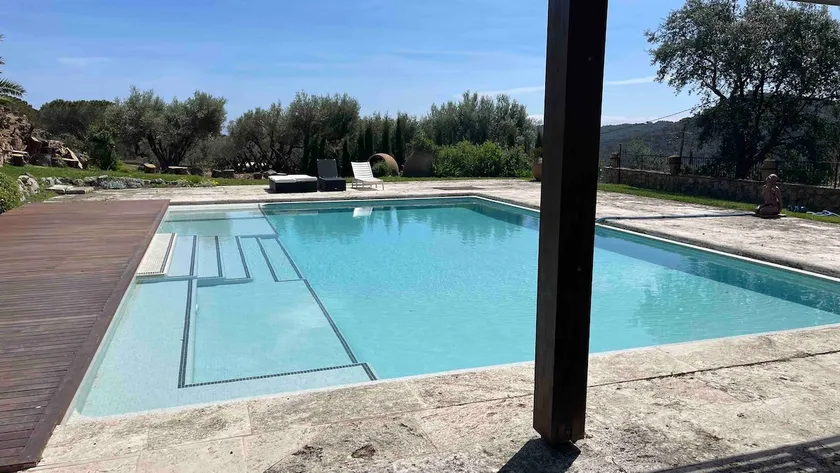 AMAZING Typical House with Swimming Pool - Image 1