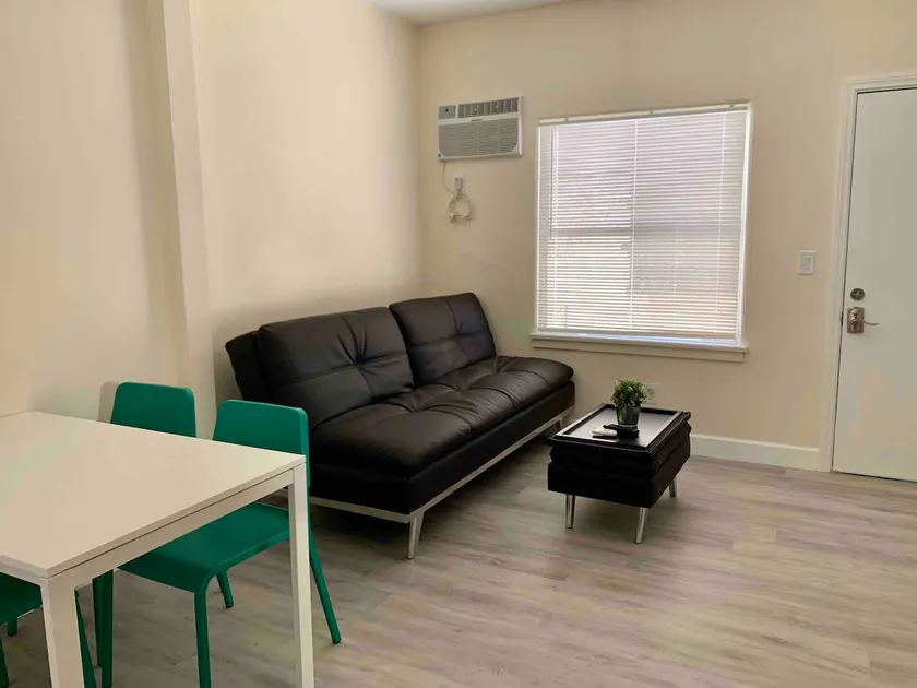 LAX Aparment with parking - Image 1