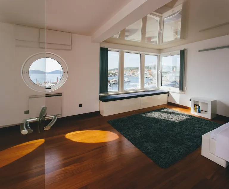 Superb main square residence - Image 1