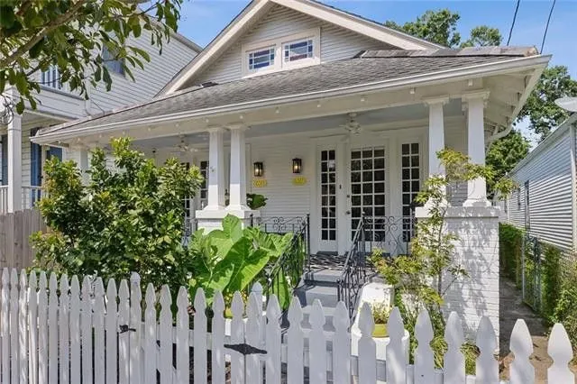 Mid-Century Modern w/ King bed steps from Rail Car - Image 1