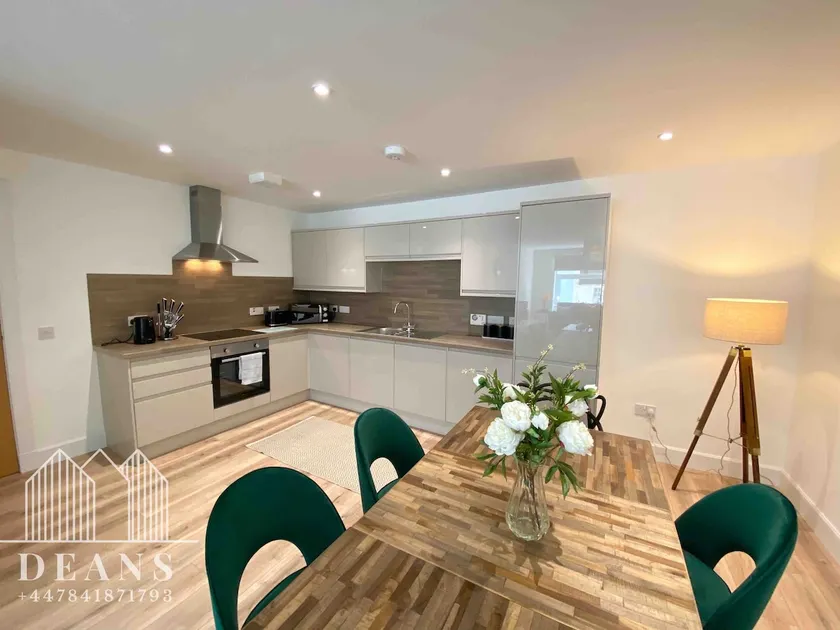 High Street, Stylish City Centre Apartment, 3 Bed - Image 1