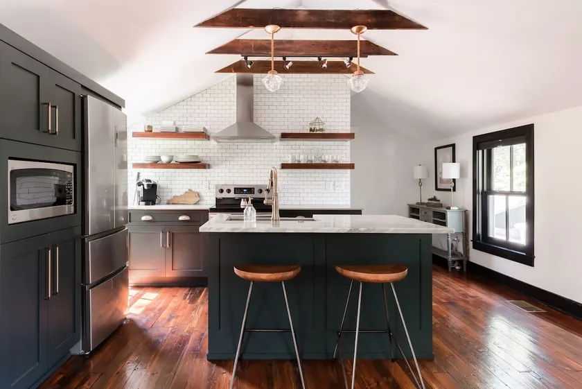 Chic, Luxurious Carriage House in Ideal Location - Image 1