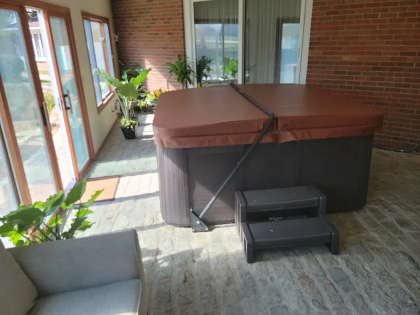 Large historical home with hot tub - Image 1