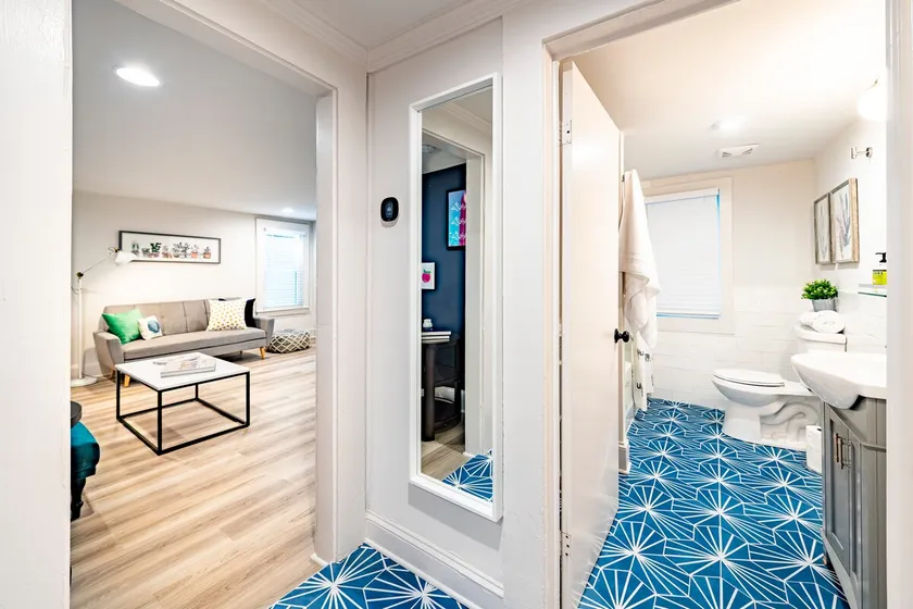The Suite Peach *Central* Walk to Dining, Beltline - Image 1