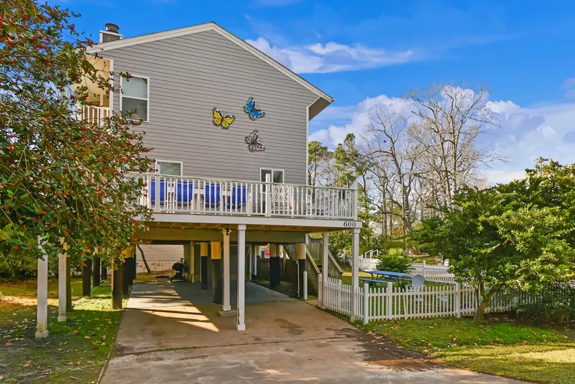 The Tree House at Old Beach - Image 1