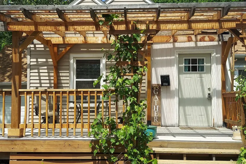 Central 3 Bed Pet-friendly Fully Fenced Backyard - Image 1
