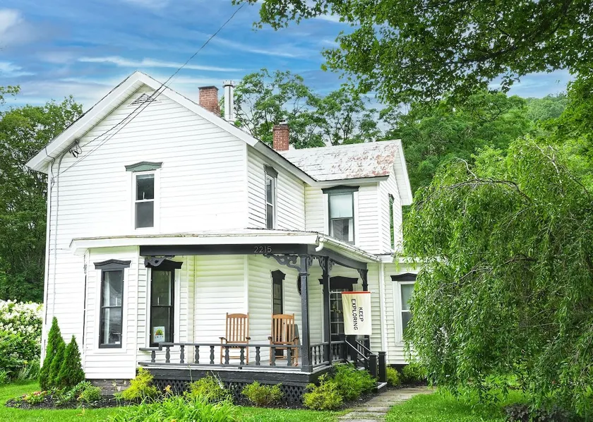 Hip farmhouse steps to town/minutes to venues/ski - Image 1