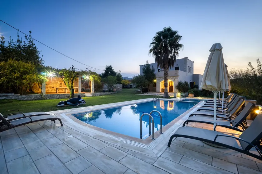 Villa avec jardin, cour intérieure et terrasse avec vue sur les montagnes de Talean - Image 1