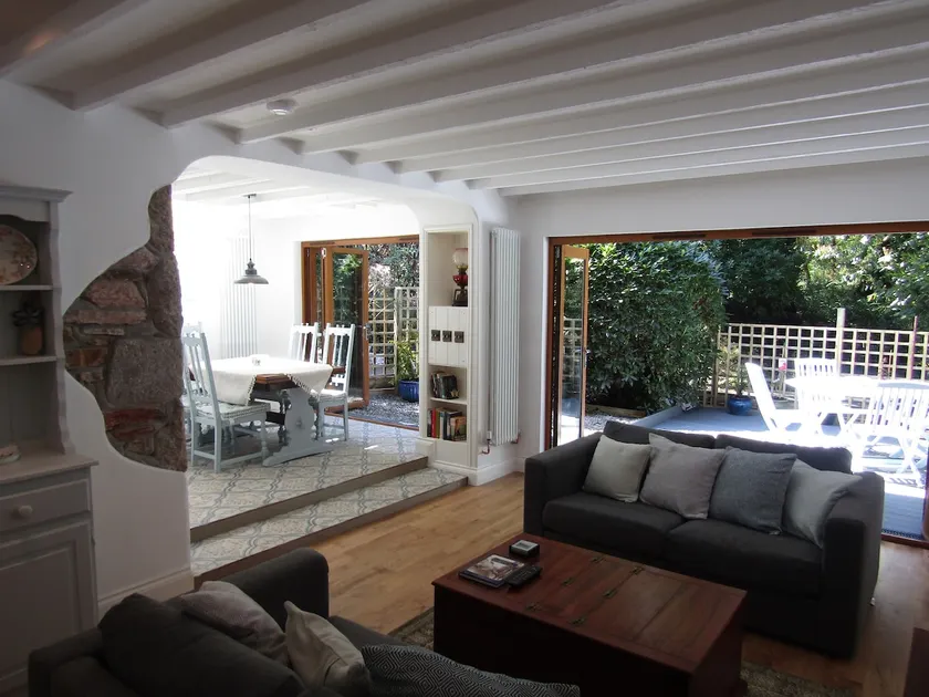 Lovely Spacious Cottage Near The Coast - Image 1