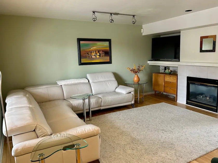 Centrally located townhouse in gated community - Image 1