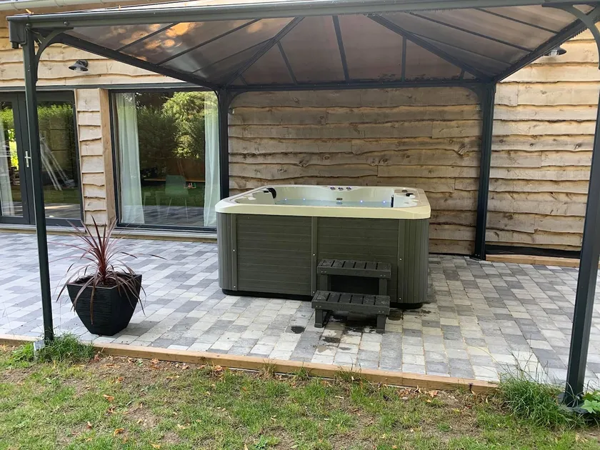 CHALET WITH HOT TUB - Image 1