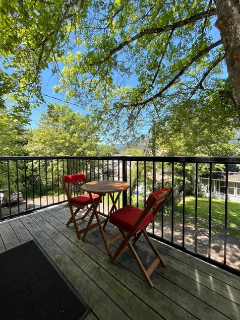 Cozy one bedroom coachhouse in central Nelson! - Image 1
