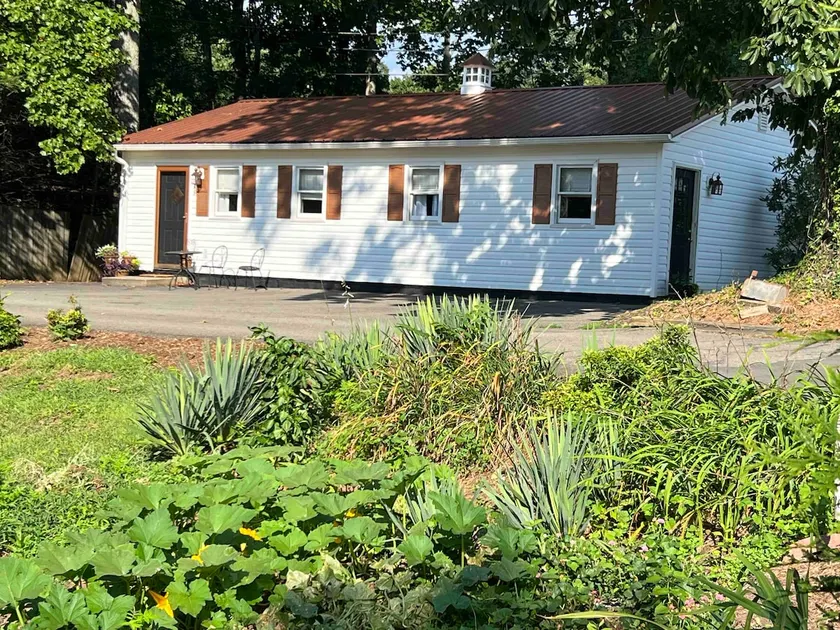 Payne Manor Guest House - Image 1