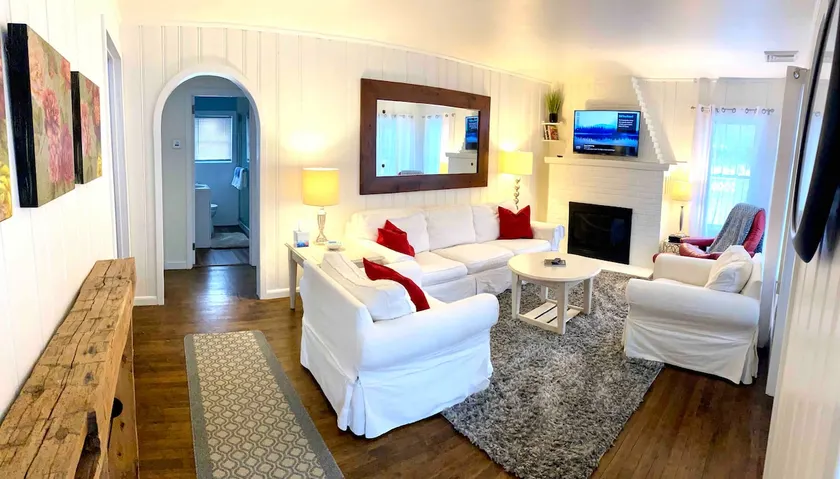 Charming 3 bedroom Cottage one block from Bay. - Image 1