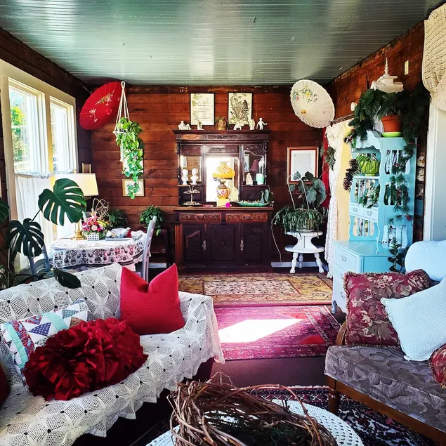 Charming Vintage Apartment with Bay Views Downtown - Image 1
