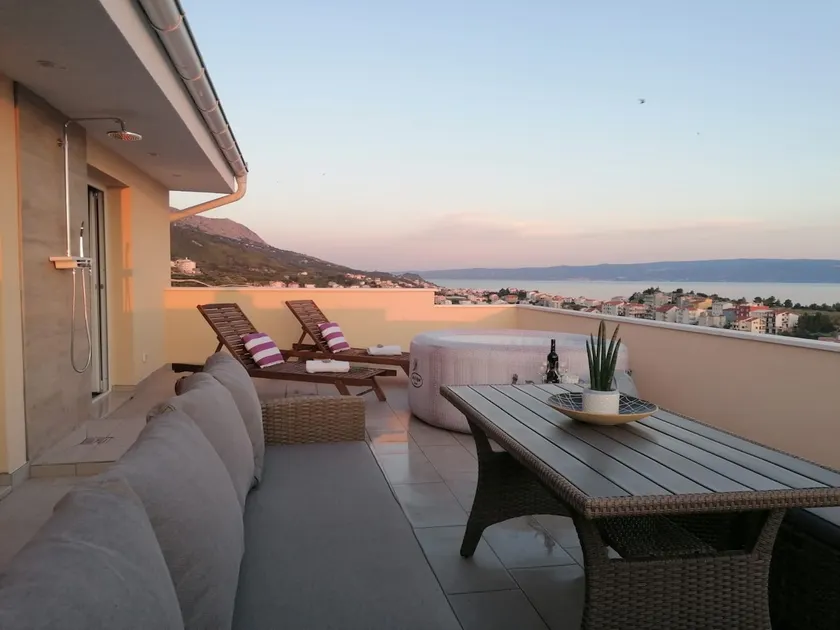 Rooftop Apartment with stunning view - Image 1