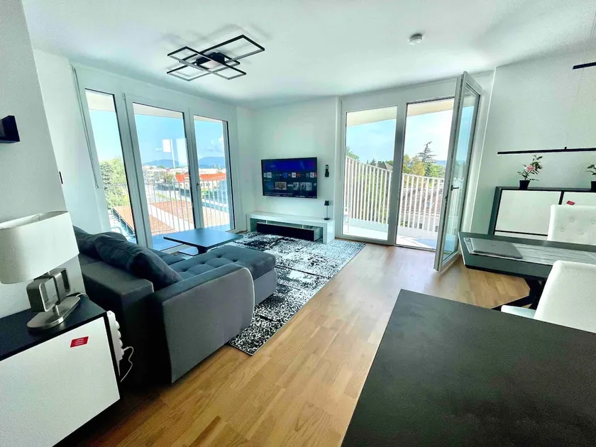 Luxury apartment + large terrace and 2 parking spaces - Image 1