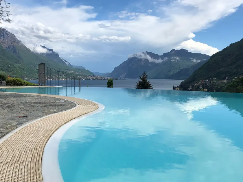 Iris, AC, enchanting lake view, infinity pool - Image 1