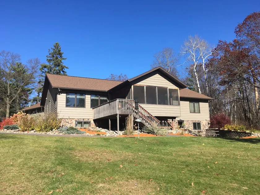 Breathtaking Remodel Gladstone Lake Townhome - Image 1
