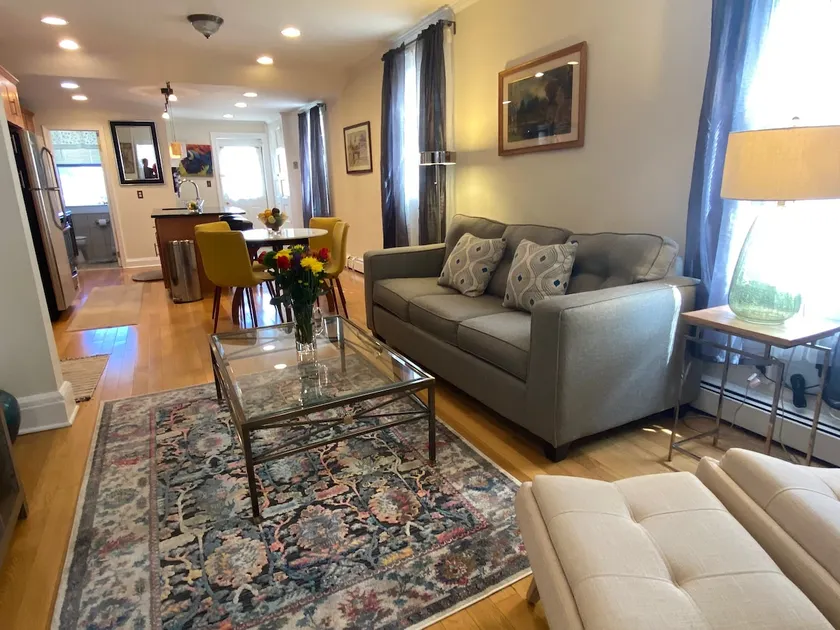 Exquisite 3rd Floor Private Apt with Style - Image 1