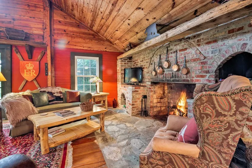 Historic cabin with fire pit, walk to village - Image 1