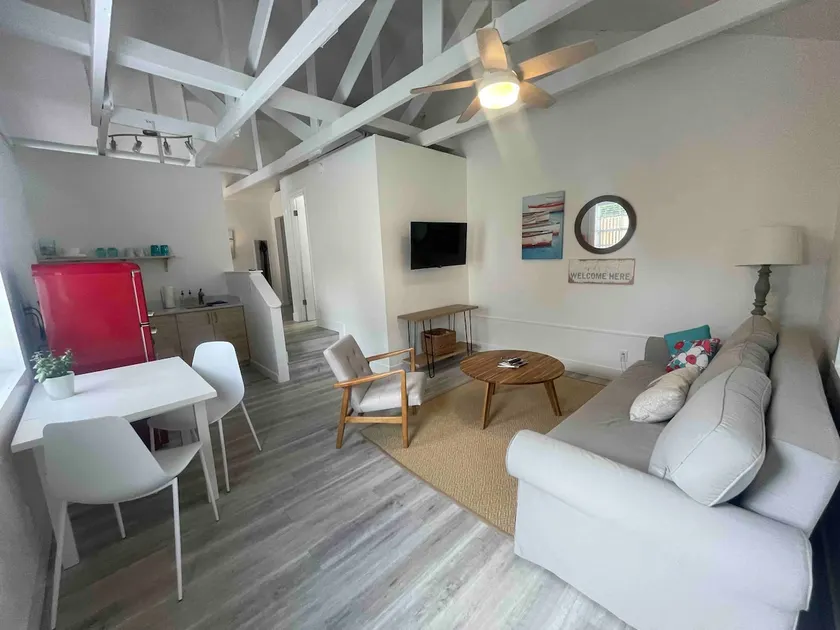 1 Bedroom apt, just 100ft to the Beach! - Image 1
