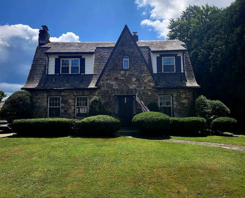 The FeatherStone Manor - Image 1