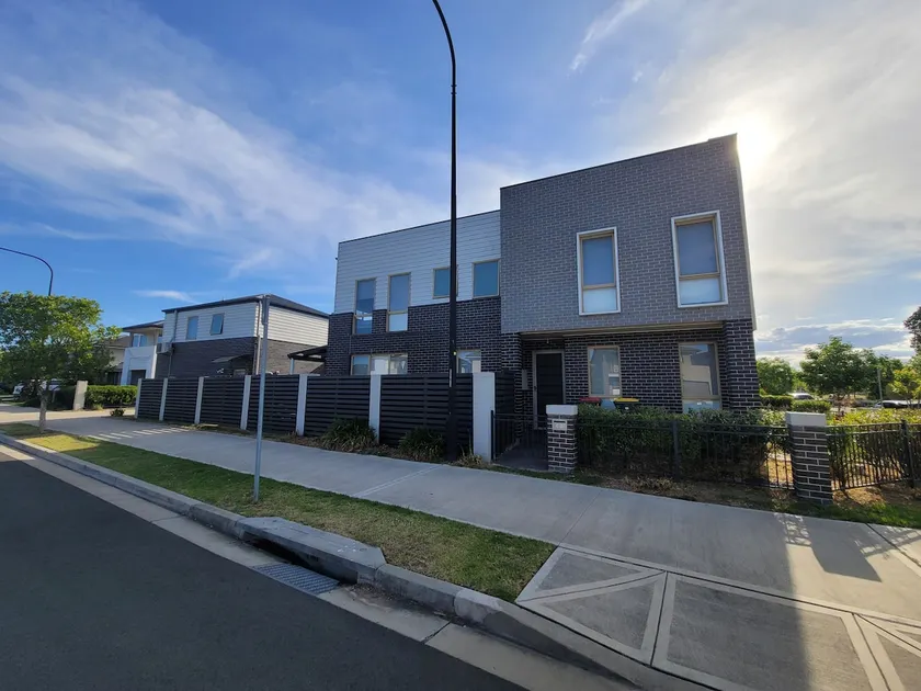 5 bedroom luxurious house in Marsden Park - Image 1