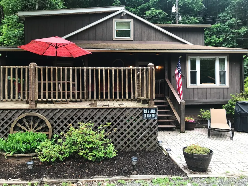 Cabin Getaway! Relax By the Fire! River front! - Image 1